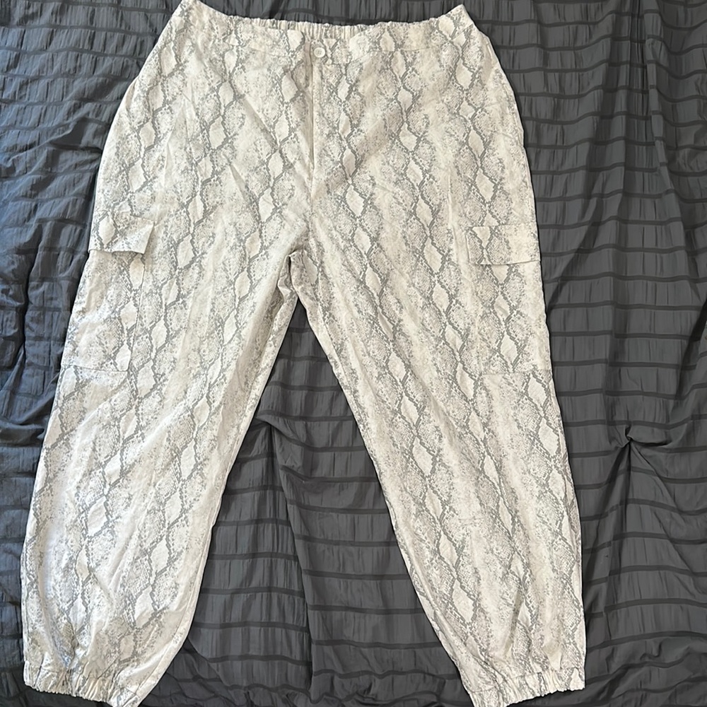 Forever 21 Plus Size Printer cargo pants. Scrunch ankle